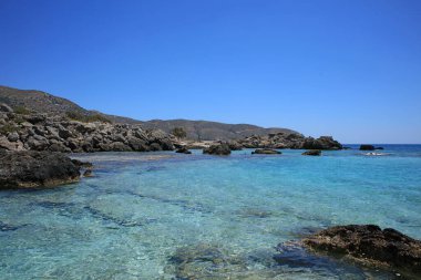 Kedrodasos plajı özel cenneti. Mavi gölcüksüz kamp alanı. Kristal suları ve mercanları olan kayalık kıyılar.
