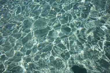 Kedrodasos plajı özel cenneti. Mavi gölcüksüz kamp alanı. Kristal suları ve mercanları olan kayalık kıyılar.