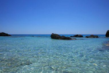 Kedrodasos plajı özel cenneti. Mavi gölcüksüz kamp alanı. Kristal suları ve mercanları olan kayalık kıyılar.