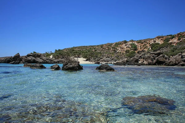 Kedrodasos 시즌인 바위투성이 해안에서 자유롭게 야영하는 석호가 펼쳐져 — 스톡 사진