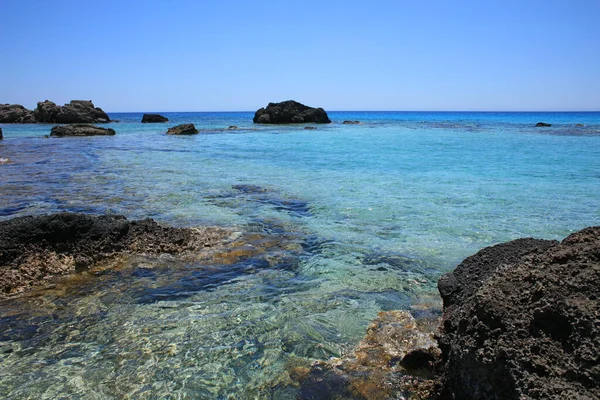 Kedrodasos 시즌인 바위투성이 해안에서 자유롭게 야영하는 석호가 펼쳐져 — 스톡 사진