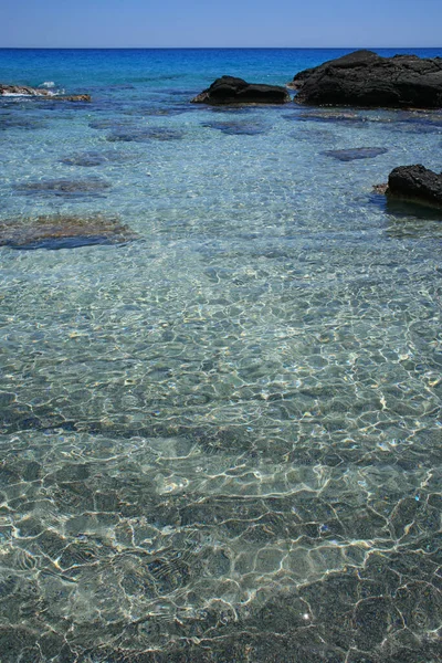 Бесплатная Зона Кемпинга Пляже Кедрос Водой Кораллами Covid — стоковое фото