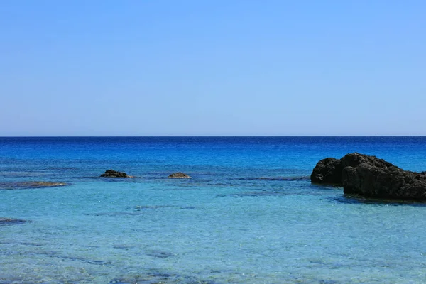 Kedrodasos海滩私人天堂蓝色泻湖免费露营区岩石海岸水晶水和珊瑚鳕鱼 19季节打印 — 图库照片