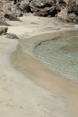 İnanılmaz mavi lagün kedrodasos plaj creta adası kırmızı kum berrak sular modern arka plan yüksek kaliteli baskılar