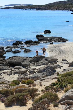 İnanılmaz mavi lagün kedrodasos plaj creta adası kırmızı kum berrak sular modern arka plan yüksek kaliteli baskılar