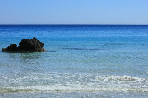 令人惊奇的蓝色泻湖Kedrodasos海滩克里特岛红沙成本清澈的水现代背景高质量的印刷品 — 图库照片