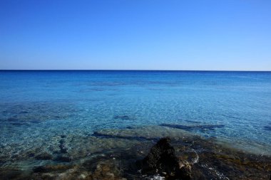 Mavi lagün kedrodasos plaj creta adası kayalık temiz sular covid-19 sezonluk tatiller modern arka plan yüksek kaliteli baskılar