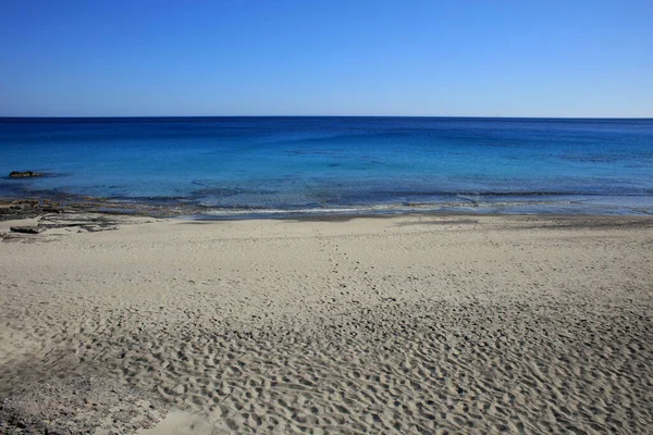 ブルーラグーンKedrodasosビーチクレタ島岩コスト澄んだ水Covid 19シーズン休暇現代的な背景高品質のプリント — ストック写真