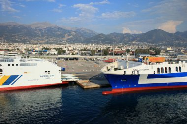 Patra, Yunanistan, 4 Temmuz 2020 tarihinde gemi covid-19 sezonunun yüksek kaliteli baskı tatilinden şehir limanına bakıldı