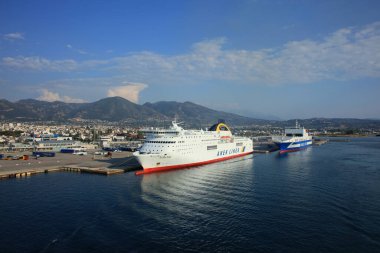 Patra, Yunanistan, 4 Temmuz 2020 tarihinde gemi covid-19 sezonunun yüksek kaliteli baskı tatilinden şehir limanına bakıldı