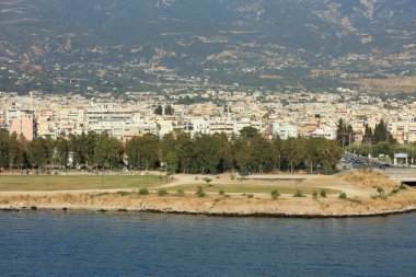 Patra, Yunanistan, 4 Temmuz 2020 tarihinde gemi covid-19 sezonunun yüksek kaliteli baskı tatilinden şehir limanına bakıldı