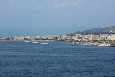 Patra, Yunanistan, 4 Temmuz 2020 tarihinde gemi covid-19 sezonunun yüksek kaliteli baskı tatilinden şehir limanına bakıldı