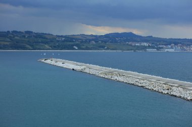 Ancona, İtalya, 5 Temmuz 2020 'de gemi covid-19 sezonundan şehir limanına yüksek kaliteli baskılar