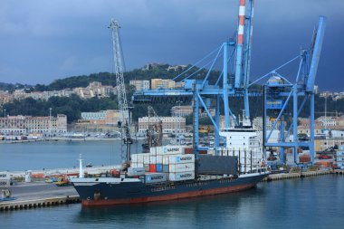 Ancona, İtalya, 5 Temmuz 2020 'de gemi covid-19 sezonundan şehir limanına yüksek kaliteli baskılar