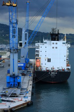 Ancona, İtalya, 5 Temmuz 2020 'de gemi covid-19 sezonundan şehir limanına yüksek kaliteli baskılar