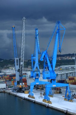 Ancona, İtalya, 5 Temmuz 2020 'de gemi covid-19 sezonundan şehir limanına yüksek kaliteli baskılar