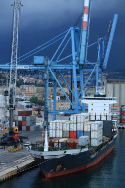 Ancona, İtalya, 5 Temmuz 2020 'de gemi covid-19 sezonundan şehir limanına yüksek kaliteli baskılar