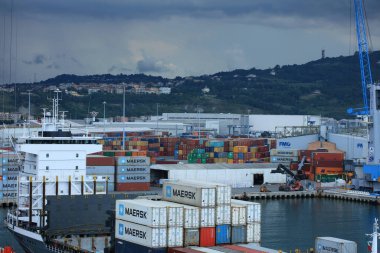 Ancona, İtalya, 5 Temmuz 2020 'de gemi covid-19 sezonundan şehir limanına yüksek kaliteli baskılar