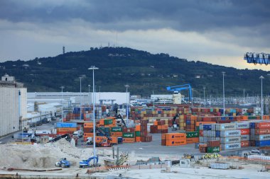 Ancona, İtalya, 5 Temmuz 2020 'de gemi covid-19 sezonundan şehir limanına yüksek kaliteli baskılar