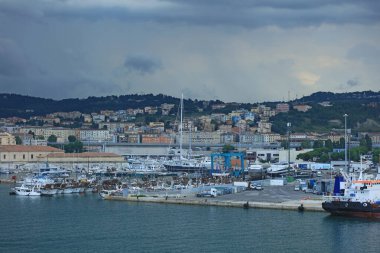 Ancona, İtalya, 5 Temmuz 2020 'de gemi covid-19 sezonundan şehir limanına yüksek kaliteli baskılar