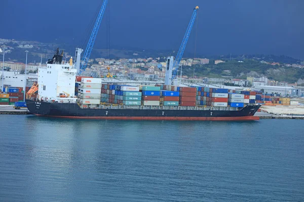 Ancona, İtalya, 5 Temmuz 2020 'de gemi covid-19 sezonundan şehir limanına yüksek kaliteli baskılar