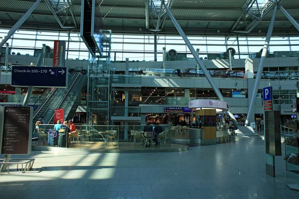 Düsseldorf Tyskland Fredag 2020 Internationella Flygplats Som Reser Corona Virus — Stockfoto