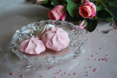 Pembe bezeler tabak