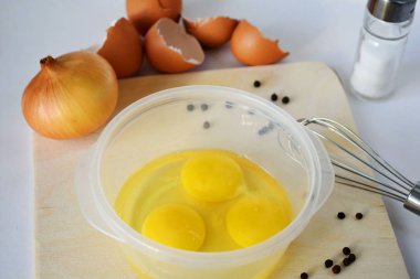 Omlet yumurta için ham maddeler