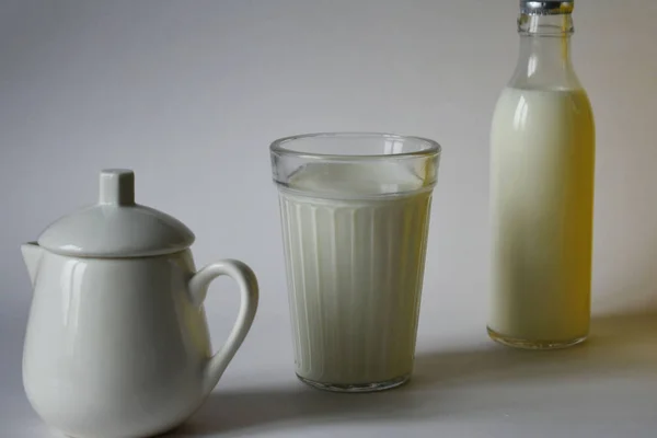 テーブルの上の牛乳の容器の構成 — ストック写真