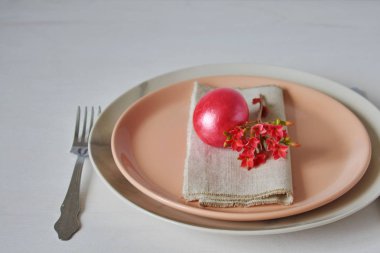 Renkli Paskalya yumurtaları ve fırçalar ahşap tablo