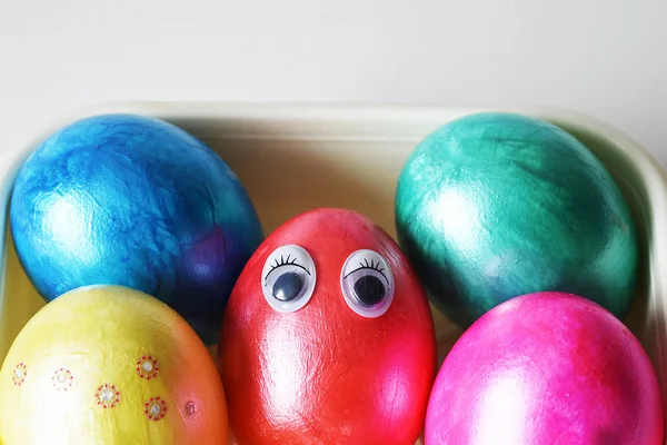 Fotoğraflar renkli el yapımı Paskalya yumurtaları topluluğu. Festival geleneği