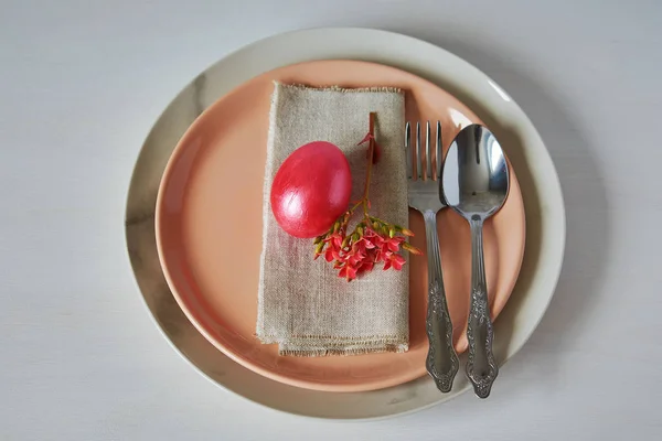 Coloridos huevos de Pascua y cepillos sobre mesa de madera — Foto de Stock