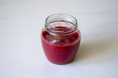 Cam Kavanoz masada kırmızı reçel ile