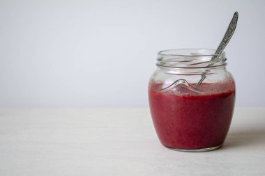 Cam Kavanoz masada kırmızı reçel ile