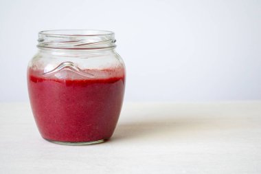 Cam Kavanoz masada kırmızı reçel ile