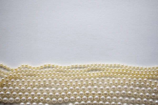 Glanz Perlenkette auf weißem Hintergrund. flache Lage, Draufsicht — Stockfoto