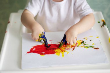 Çocuk avuç içi boya ile kirli, çocuğu eğlendirmek