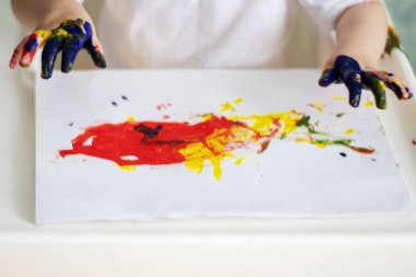 Çocuk avuç içi boya ile kirli, çocuğu eğlendirmek