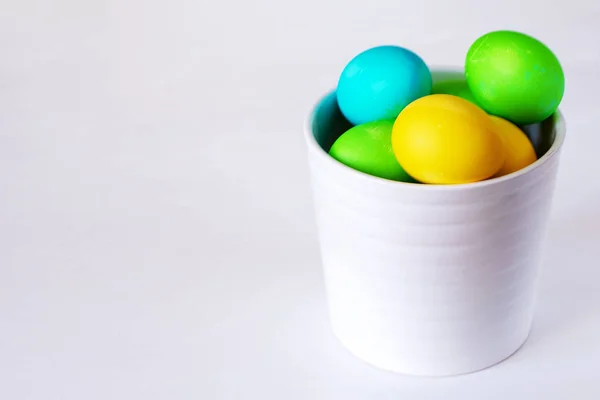 Easter Eggs veelkleurig geïsoleerd op witte achtergrond. Minimaal PaaS concept. Gelukkige Pasen kaart met kopieerruimte voor tekst. Bovenaanzicht, vlak. — Stockfoto