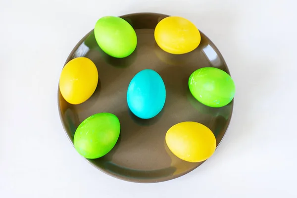 Huevos de Pascua multicolores aislados sobre fondo blanco. Mínimo concepto de Pascua. Tarjeta de Pascua feliz con espacio de copia para el texto. Vista superior, plano . —  Fotos de Stock