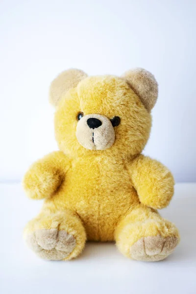 Коричневый игрушка мягкий медведь на белом фоне концепции детства — стоковое фото