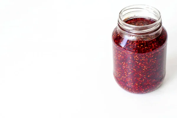 Vaso di vetro con marmellata rossa sul tavolo — Foto Stock