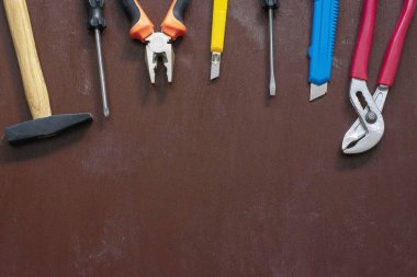 Çeşitli onarım araçları. Bina için ekipman. Beyaz arka plan üst görünüm kopyalama alanı