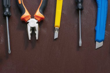 Çeşitli onarım araçları. Bina için ekipman. Beyaz arka plan üst görünüm kopyalama alanı