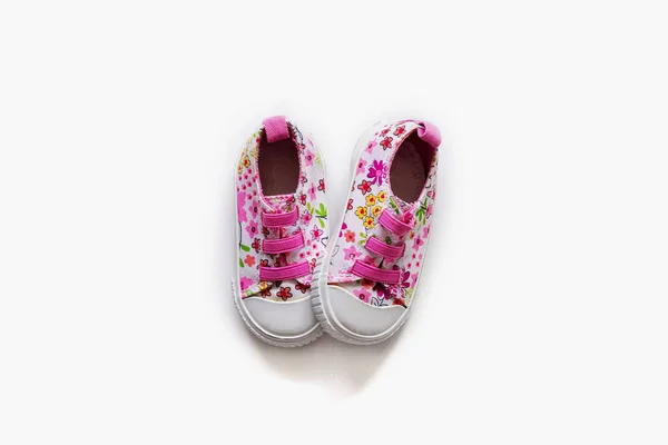 Petites chaussures de bébé sur fond blanc — Photo