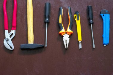 Çeşitli onarım araçları. Bina için ekipman. Beyaz arka plan üst görünüm kopyalama alanı