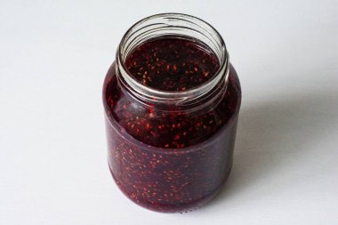 Cam Kavanoz masada kırmızı reçel ile