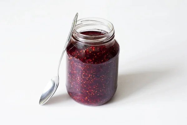 Pot en verre avec confiture rouge sur la table — Photo