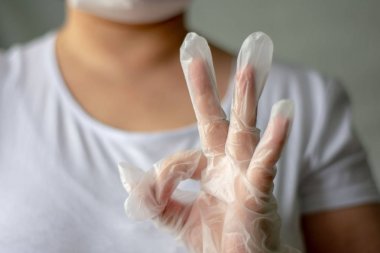 El ele beyaz lateks cerrahi eldiven. Beyaz arka planda el hareketi