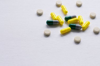 Haplar, tabletler ve kapsüller beyaz bir arka plan üzerinde. Tıp, eczacılık ve sağlık hizmetleri kavramı